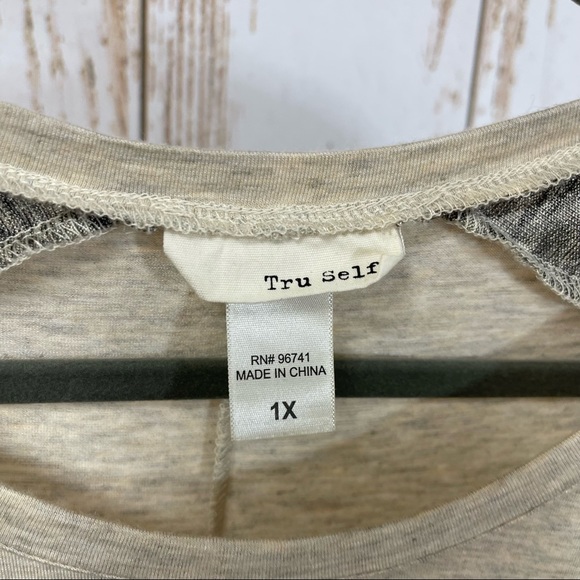Tru Self, Glitzy Striped Shoulder Detail. Size 1X. In excellent condition! - Picture 3 of 6